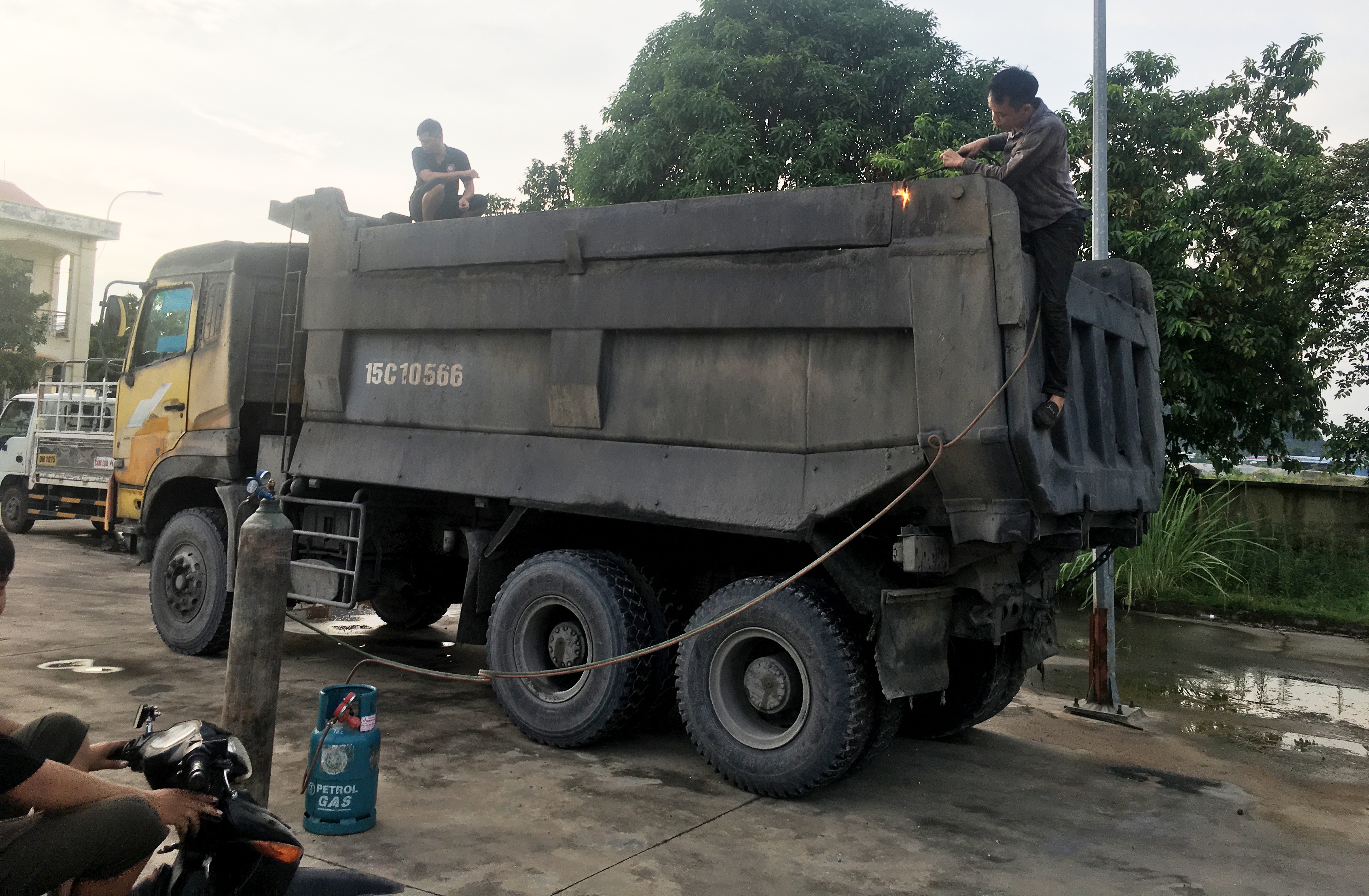 Trạm CSGT Lưu Kiếm – Phòng CSGT đường bộ, đường sắt: Kiểm tra, xử lý xe ô tô tải có thùng xe vượt quá chiều cao thiết kế